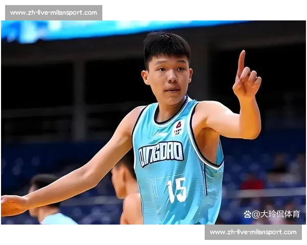 杨瀚森 NBA 选秀夜藏爱！袖口绣女友名 + 情侣手链实锤，青梅竹马太甜了