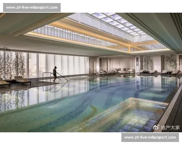 雨幕中的泳者：拥抱自然的清凉仪式