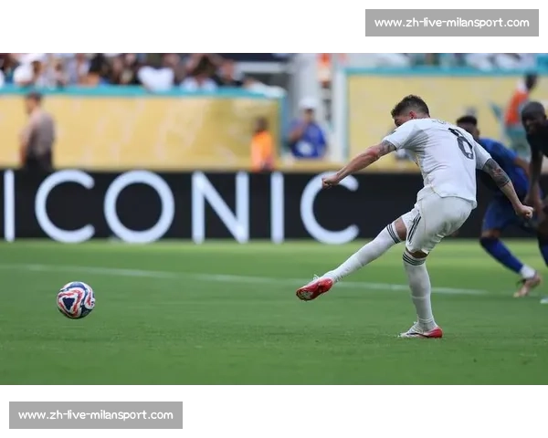 李明携子观战世俱杯：从单车少年到青训引路人的足球传承