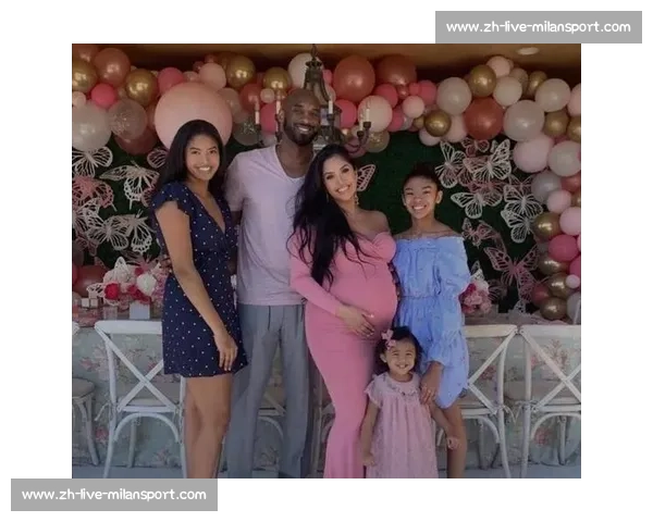 瓦妮莎晒科比旧照，三女儿公园同框，小女儿神似父亲